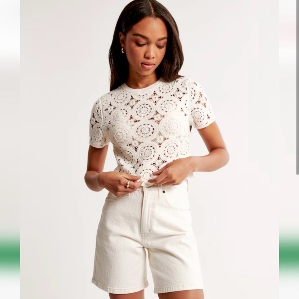 Abercrombie Mosaic Tile Tee in XS